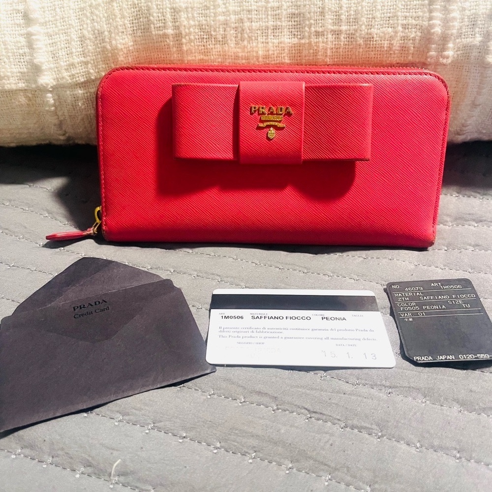 Prada Saffiano Fiocco wallet in color Peonia